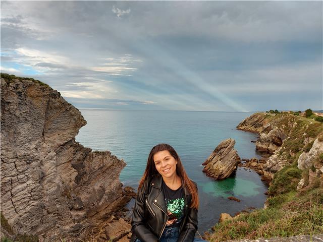 Soy una chica con muchas ganas de enseñar y trabajar con niños. he estudiado el grado de educación primaria y acabo de terminar las prácticas, las cuales me han proporcionado un mayor aprendizaje en este ámbito