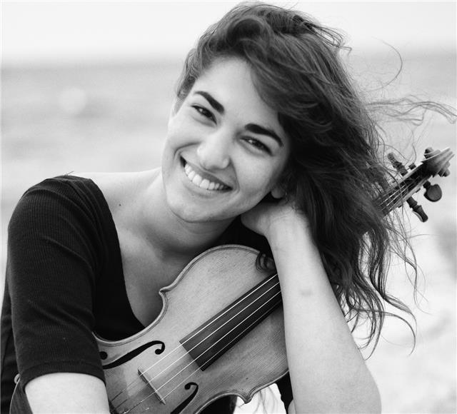 Graduada superior en ESMUC, clases de violín jazz , canto moderno y armonía (español e inglés) en MADRID