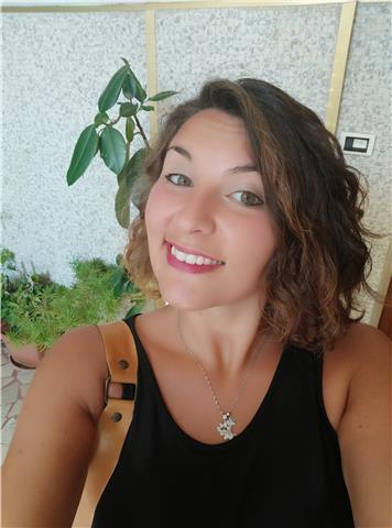 Laureata in Lingue e Letterature straniere presso l'Orientale di Napoli impartisce lezioni private per ragazzi di scuole medie e superiori. E con particolare attenzione nelle lingue straniere quali : inglese,francese,spagnolo