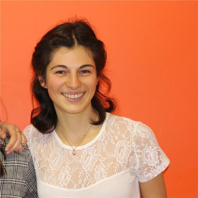 Studentessa universitaria diplomata al liceo classico con 100 e Lode offre aiuto in latino