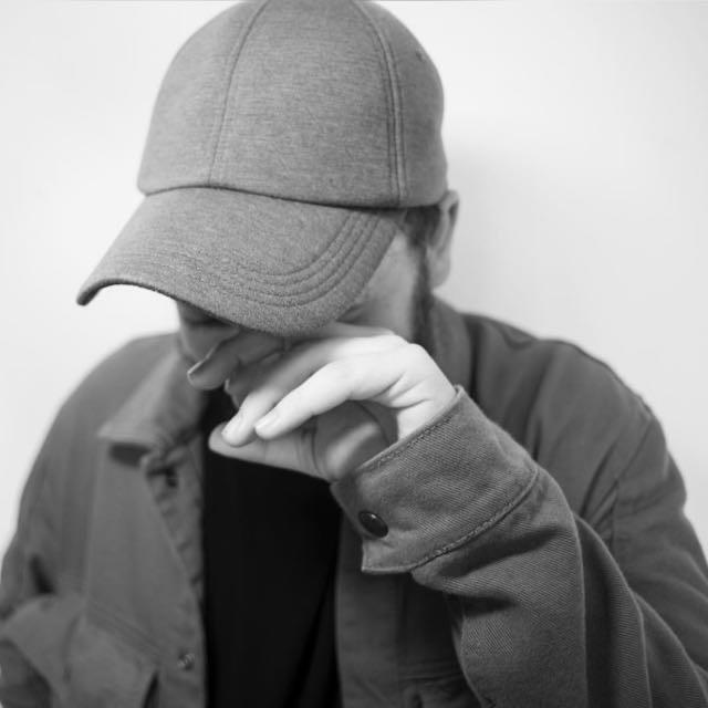Scrittore, compositore, cantante, chitarrista e pianista offre approccio alla musica sotto vari aspetti: dalla chitarra al piano, dalla scrittura alla composizione