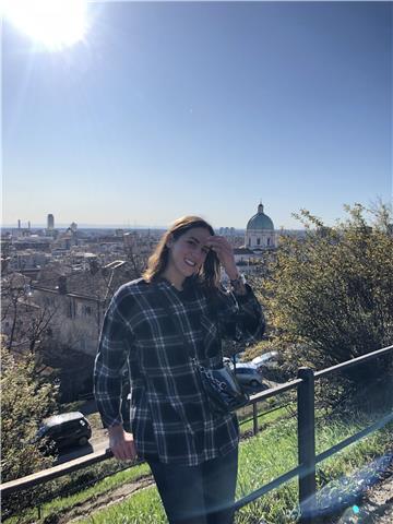Estudiante de último año doble grado derecho y ADE, con buen nivel de inglés y básico de italiano