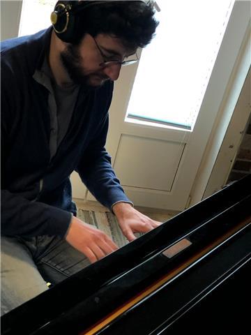 Impartisco lezioni di pianoforte, chitarra, composizione e teoria musicale. Laureato in Pianoforte Jazz con lode e Composizione Jazz con lode