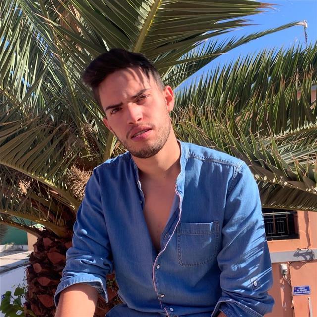 Soy estudiando del grado de psicología en la universidad de granada, he impartido clases desde que comencé el grado, sintiendo ser un apasionado en la enseñanza; me adapto al método de enseñanza del alumnado siempre y cuando sea el apropiado para consegui