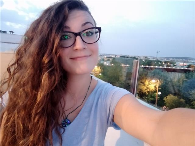 Maestra de educación infantil que imparte clase de refuerzo y apoyo escolar en infantil y primaria