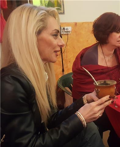 Traduttrice-interprete, vasta esperienza in ambito formazione, produzione scientifica ambito biomedico; scrittrice