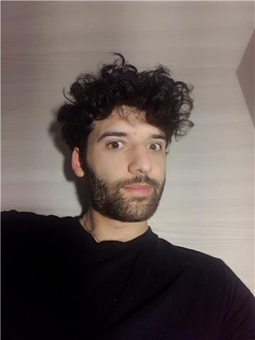 Diplomato con il massimo dei voti al liceo Classico, laureato con 109 in Economia e Sviluppo, studente magistrale di Economics