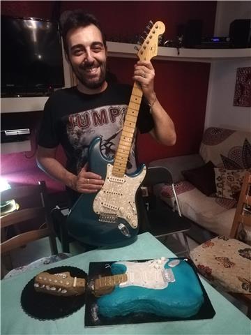 Vuoi imparare a suonare la chitarra elettrica? Vuoi imparare la Teoria musicale e i primi accenni di Armonia?oppure sai già suonare e vuoi sapere come si fa ad incidere un brano e gestire al meglio tutta la tua effettistica sia in live che in studio? Io p