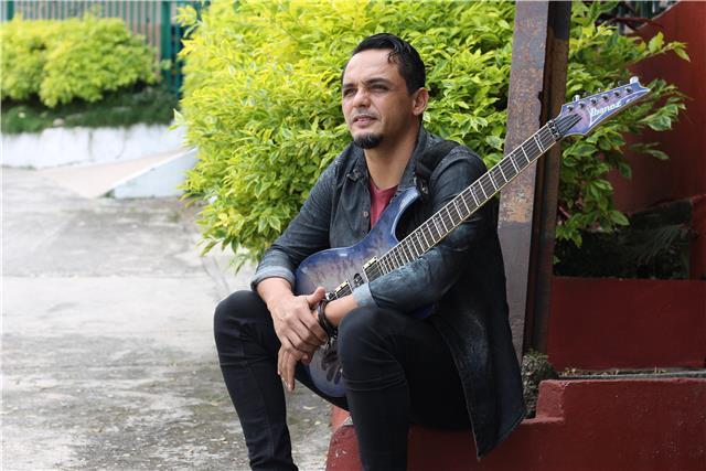 Soy Licenciado en música de la Universidad de Antioquia, con énfasis en guitarra clásica y guitarra eléctrica. Experiencia laboral de más de 15 años en la enseñanza musical con estudiantes de diferentes edades. Compositor, arreglista, director del ensambl