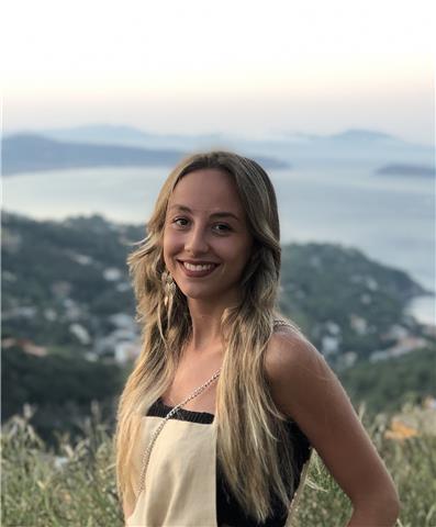 Profesora de inglés para niños de primaria con muchas ganas de enseñar y muy profesional estudiante de grado en administración y dirección de empresas