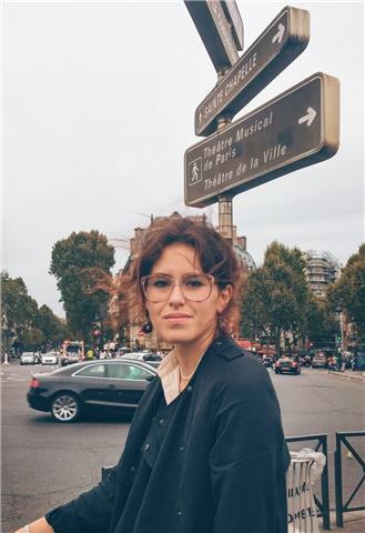 Laureata in scienze politiche con grande conoscenza delle lingue