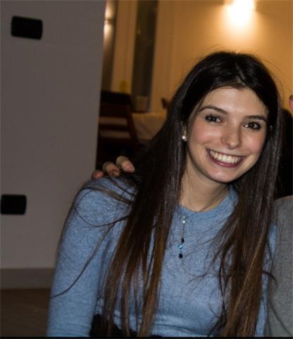 studentessa universitaria offre lezioni private a studenti di elementari, medie e superiori