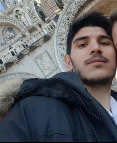 Giovane laureato in Lettere Moderne impartisce lezioni relative alle materie umanistiche sia per le scuole dell'obbligo (elementar