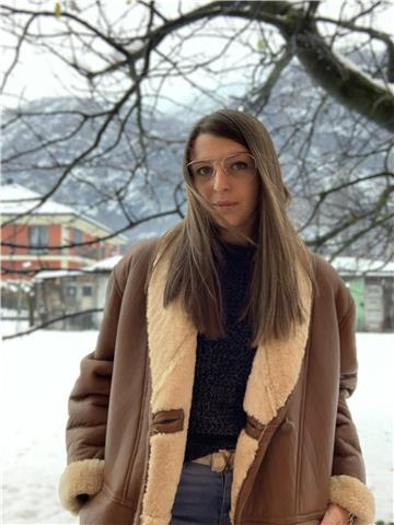 Sono una ragazza di 21 anni con diploma in liceo linguistico, possiedo ottime capacità della lingua inglese (livello C1), francese e tedesco. Sono disponibile per insegnamento, ripetizioni e supplenze delle lingue, ma anche delle varie letterature (italia
