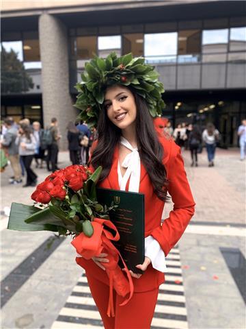 Ragazza laureata impartisce ripetizioni di latino