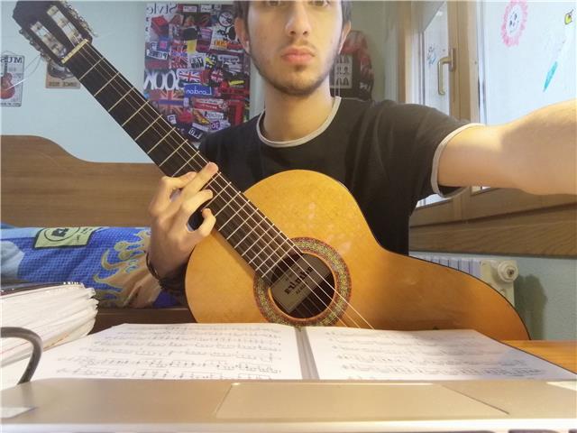 Alumno a un año de terminar el grado profesional de guitarra busca dar clase a alumnos en Zaragoza