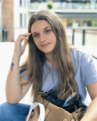 Soy estudiante de educación primaria, apasionada por la biología y el inglés. 
des de los 16 años tengo experiencia con niños y hace año y medio que doy clases particulares de cualquier materia hasta la eso. 
enseño por vocación