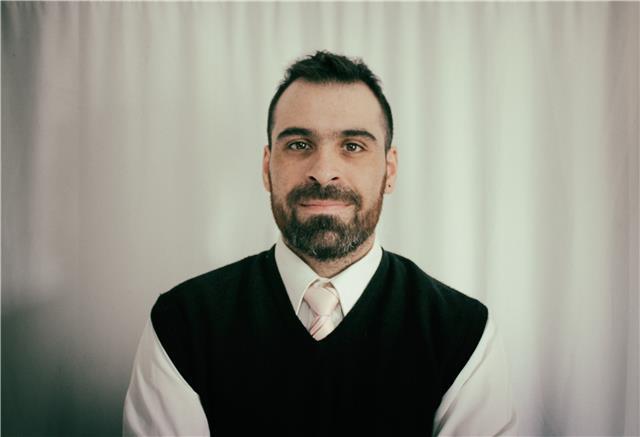 Licenciado en comunicación social y diseñador en comunicación visual. me gusta enseñar sobre la importancia del mensaje y de una comunicación clara, dando herramientas para poder desarrollar todo el proceso de cada pieza gráfica