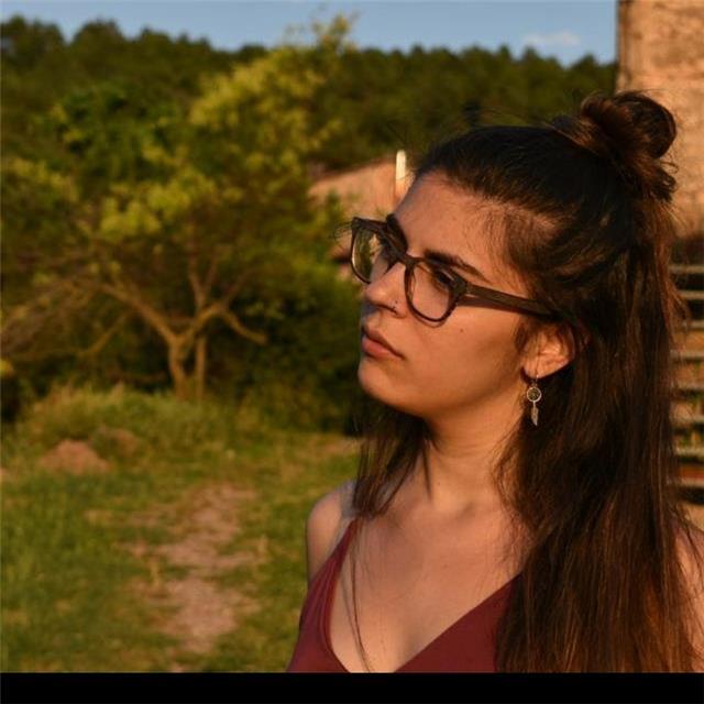 Estudiante del grado universitario de humanidades se ofrece a dar clases particulares o en grupo