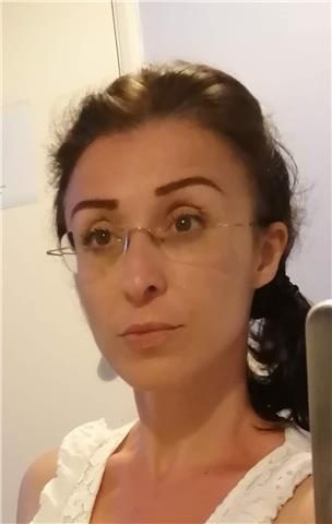 Allegra, aperta all'ascolto, curiosa, appassionata di tutto ciò che può nascere dall'immaginazione, paziente, attenta e molto seria nello stesso tempo. Metodi sempre personalizzati, per valorizzare i talenti di ognuno. Se desideri studiare insieme a me po