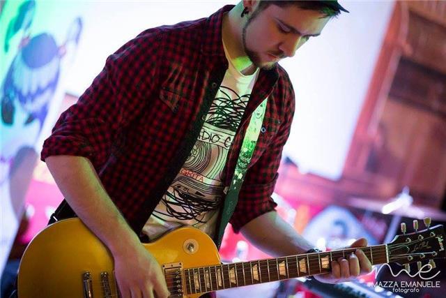 Insegnante chitarra moderna
