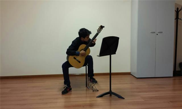 Graduado por el conservatorio arturo soria da clases de guitarra en madrid
