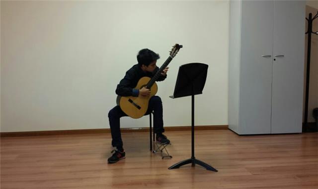 Graduado por el Conservatorio Arturo Soria da clases de guitarra en Madrid