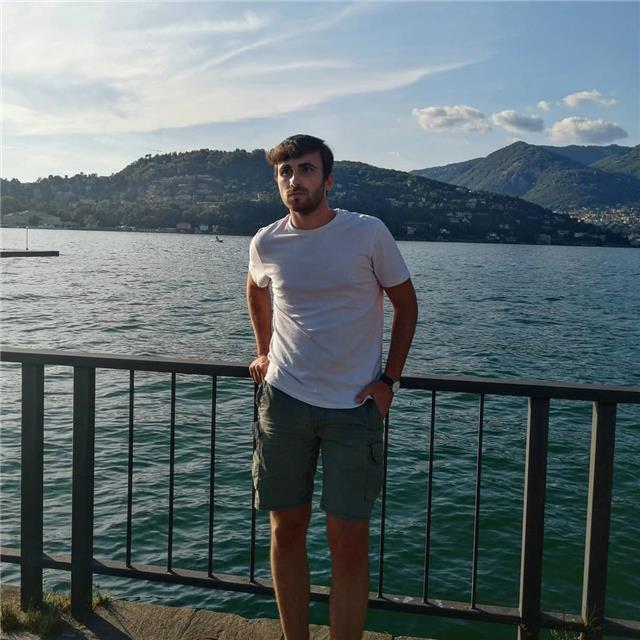 Laureando in architettura magistrale, impartisce lezioni di progettazione, autocad e matematica