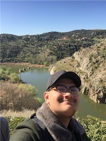 En fac de droit,adore pouvoir transmettre ses connaissances aux enfants avec des lacunes en français,passionnées de lecture