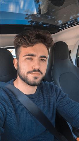 Ragazzo laureato impartisce ripetizioni a ragazzi di scuole medie e superiori