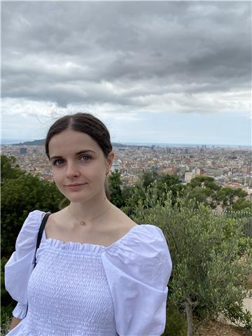 Mi nombre es Ángela, estoy actualmente terminando la carrera de magisterio (Educación Primaria), con título DECA y mención en Lengua Extranjera (Inglés). Me ofrezco para dar clases de apoyo a alumnos de primaria, ya sea presencial o vía online