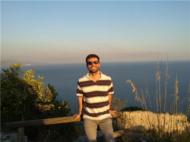 Sono diplomato e ho studiato inglese a livello universitario e vissuto a Londra per un lungo periodo