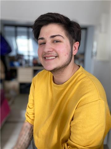 Etudiant en troisième année de cursus de licence d'anglais à Rouen, je donne des cours ! 

Je le fais déjà depuis bien longtemps, mais cette plateforme me permets enfin de me repérer avec mes élèves. 
De l'enfant à l'adulte, je suis certain que mes méthod