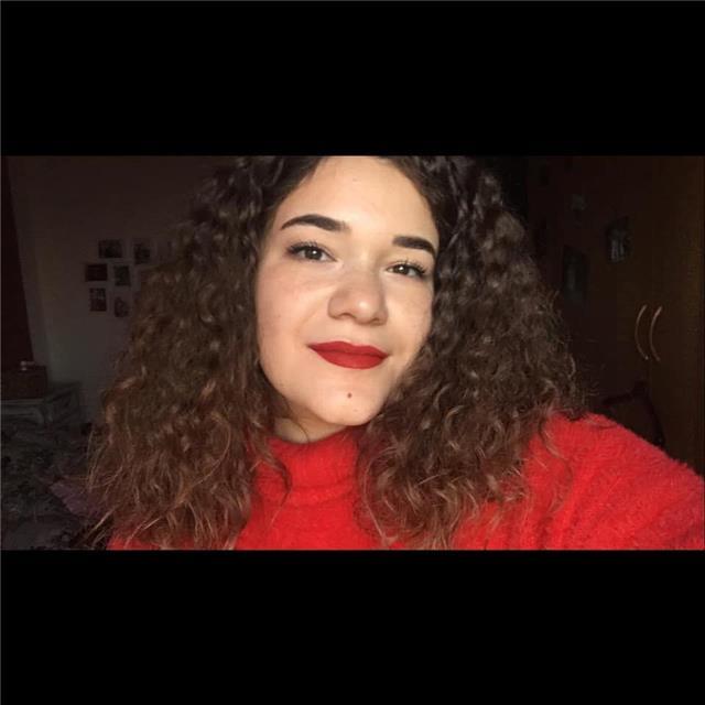 Ragazza, 19 anni. Diplomata al Liceo delle Scienze Umane. Ora frequento Università