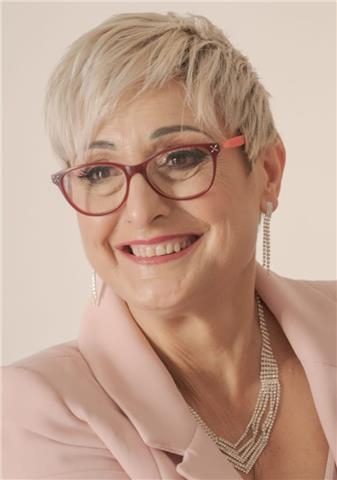 Maestra di scuola elementare e materna impartisce lezioni di italiano a bambini di scuola elementare e ragazzi di scuola media inferiore