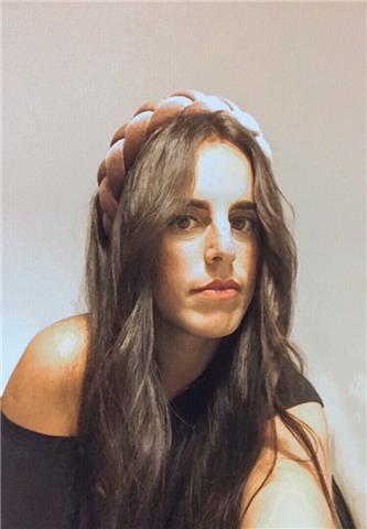 No soy profesora pero poseo nivel cae, he vivido en usa y he dado clases a niños en mi casa