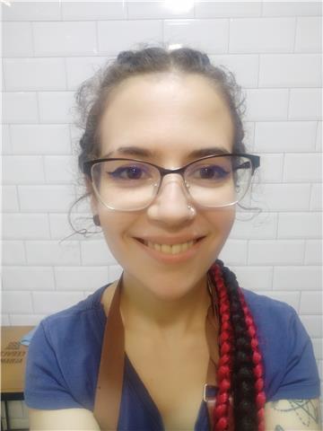 Doy clases de conversación en español para extranjeros que quieran mejorar su léxico y acento. también de forma escrita