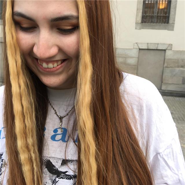 Soy una apasionada del inglés, he estudiado en la EOI en Madrid, tengo el C1. Mis clases son más orientadas a chavales de entre 12 y 17 años
