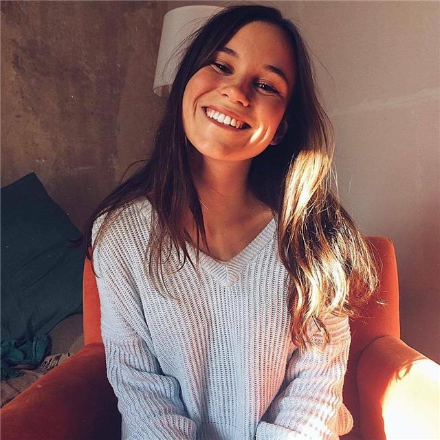 Élève studieuse qui est soucieuse d’aider
