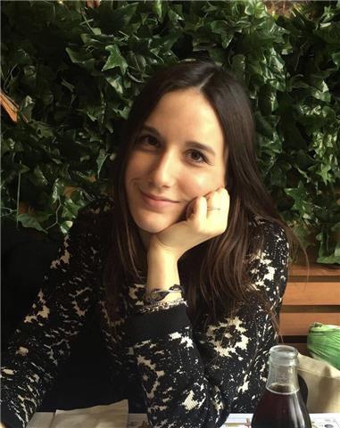 Studentessa universitaria offre lezioni di supporto a liceali per trovare il proprio metodo di studio e superare le difficoltà
