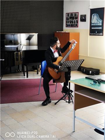 Si impartiscono lezioni di chitarra (classica,acustica)principianti e didattica