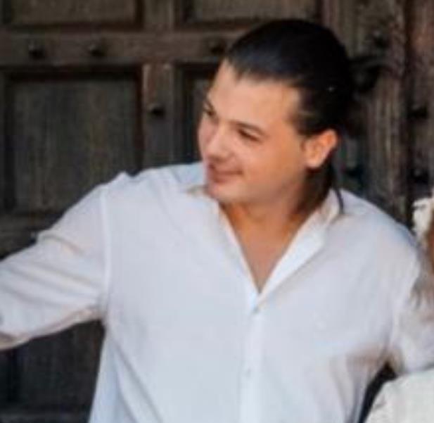 Joven nativo francés trilingüe, dinámico y con experiencia enseñando tanto a niños como adultos y en varios países e idiomas