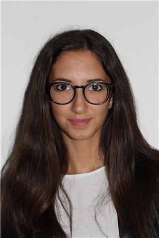 studentessa universitaria diplomata presso un istituto tecnico chimico