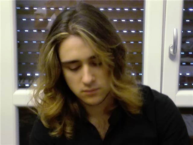 Giovane pianista con pluriennale esperienza frequentante il Conservatorio G.Frescobaldi di Ferrara impartisce lezioni di Pianoforte (classico, moderno, jazz, pop,...) e/o teoria musicale