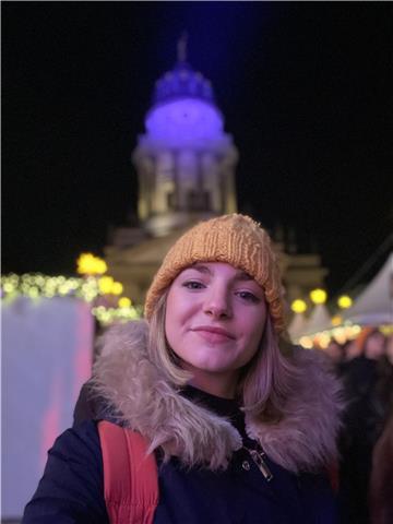 Graduada en lingüística y lenguas aplicadas. me ofrezco a impartir clases de la rama de humanidades como puede ser inglés, lengua y literatura