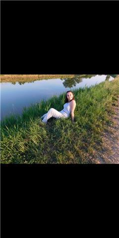 Ragazza con una buona lingua inglese