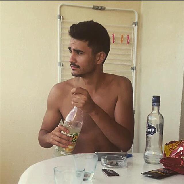 Salut, moi c’est Cyril, j’ai 24 ans, j’ai eu mon bac ES. Je fais actuellement des études d’éducateur spécialisé