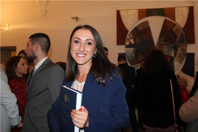 Offro ripetizioni per studenti fino alla scuola media superiore, in tutte le materie ( ad eccezione di fisica e chimica).
Diploma di liceo linguistico e Laurea specialistica in economia e management con 110 e lode presso l'università di Urbino  Carlo bo