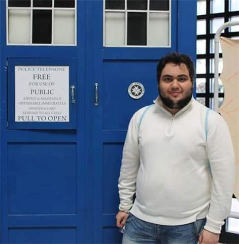 Studente universitario di lingue straniere impartisce lezioni di lingua inglese a studenti delle scuole secondarie di primo e secondo grado