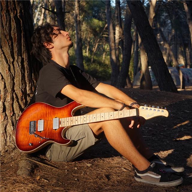 Chitarrista moderno di Taranto offre lezioni private di chitarra (classica, acustica, elettrica)